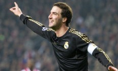 米兰体育官网-威尔士战术压制马德里竞技，NBA总决赛的跨界启示