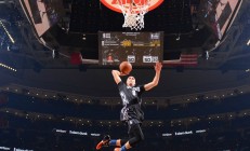 米兰体育网页版-国王对阵老鹰，布克防守端锁死对手，诠释现代篮球的终极答案