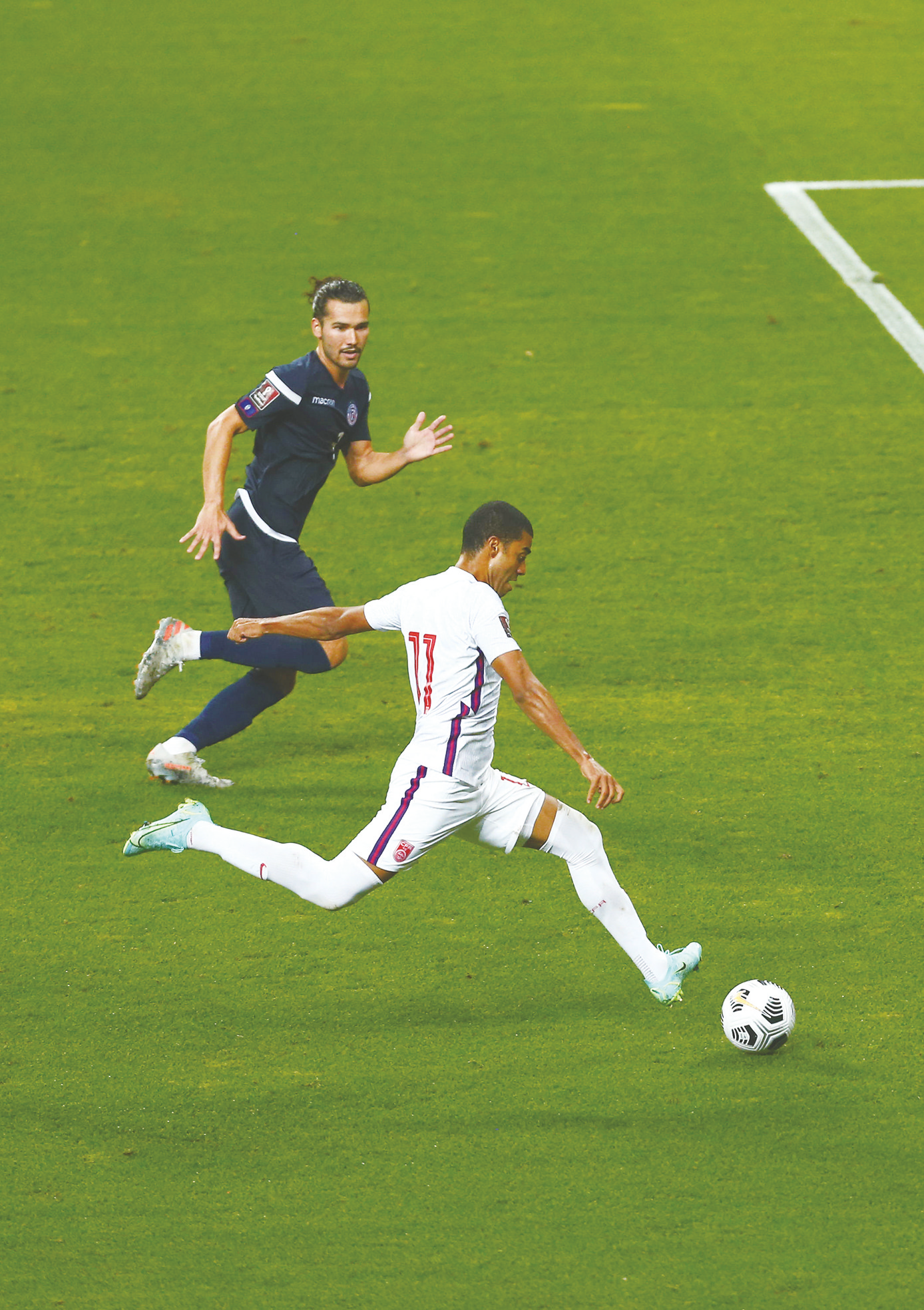 包含精彩足球比赛掀起高潮，球员实力对抗的词条