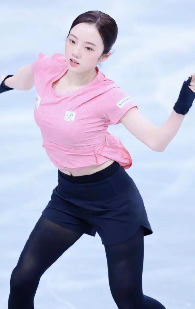 美女花式滑冰绝技,仙鹤银川翩翩起舞 美女花式滑冰绝技,仙鹤银川翩翩起舞