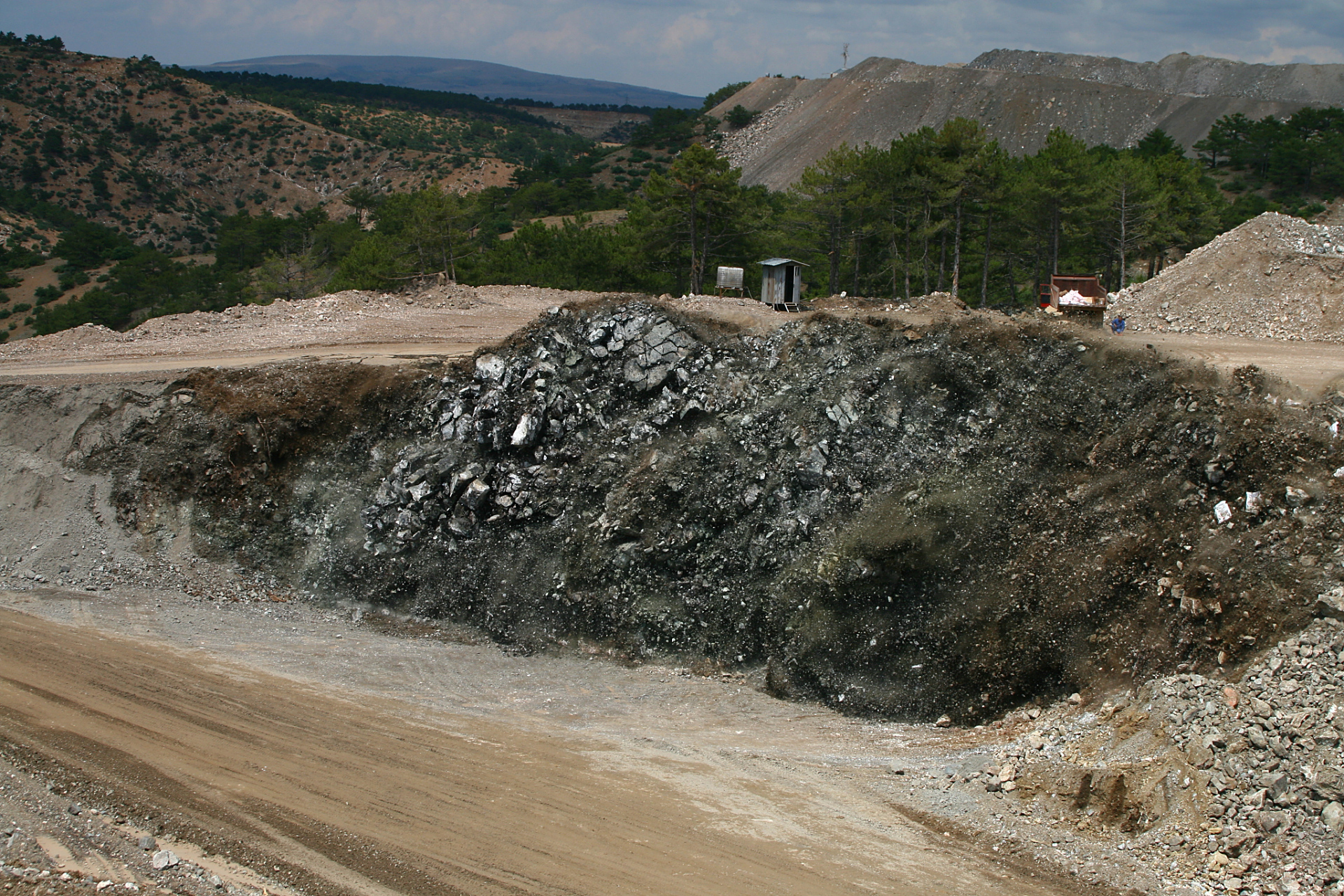 包含尼斯客场遭遇失败，面临激烈竞争的词条